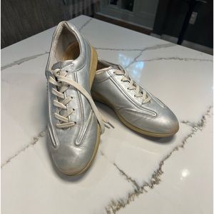Golf shoes in silver, with soft spikes